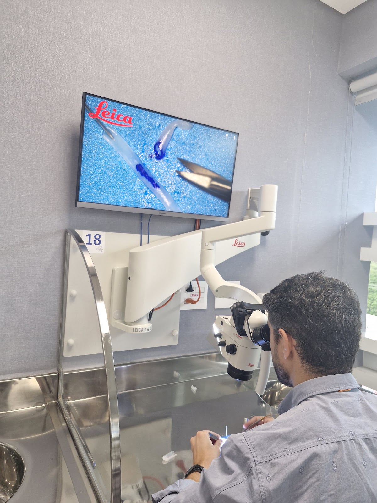 Vista pelo microscópio durante uma cirurgia de tumor